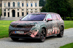 Vermomde reus: De Skoda Peaq dient als het nieuwe elektrische vlaggenschip, dat dankzij de grote 91 kWh batterij en een vermogen tot 220 kW de concurrentie aangaat in het hogere segment.