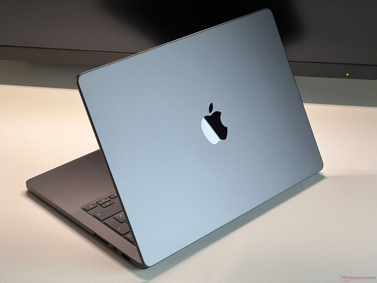 Apple MacBook Pro in Space Grey geplaatst op een bureau met het deksel gedeeltelijk open, waarop het toetsenbord en het Apple logo te zien zijn (Afbeelding bron: Notebookcheck)