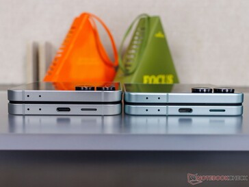 Galaxy Z Flip 7 FE (L) en Flip 7 (R) naast elkaar ((bron: Notebookcheck)
