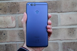 De Honor 7X heeft een hoogwaardige behuizing. (Bron: Digital Trends)