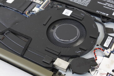 Een enkele 50 mm ventilator is groter dan bij de meeste andere Ultrabooks zonder speciale GPU. Pulserend gedrag is zeldzaam en onopvallend