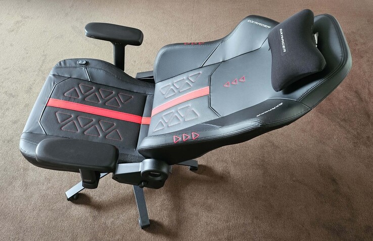 Zijaanzicht van een kantoormedewerker die een HP Compaq nx6325 laptop gebruikt, waarop het klassieke 15-inch niet-breedbeeldscherm en het compacte zakelijke ontwerp van de notebook te zien zijn.