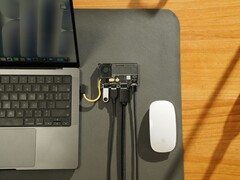 Sharge Disk Pro transparante draagbare SSD met actieve koeling en multi-poort hub aangesloten op een MacBook en Apple Magic Mouse. (Afbeelding bron: Sharge via Kickstarter)