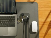 Sharge Disk Pro transparante draagbare SSD met actieve koeling en multi-poort hub aangesloten op een MacBook en Apple Magic Mouse. (Afbeelding bron: Sharge via Kickstarter)