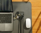 Sharge Disk Pro transparante draagbare SSD met actieve koeling en multi-poort hub aangesloten op een MacBook en Apple Magic Mouse. (Afbeelding bron: Sharge via Kickstarter)