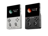 De TrimUI Brick Pro (l) draait op Linux en is minder krachtig dan de Brick Hammer Pro U (r), die wordt aangedreven door de Android.