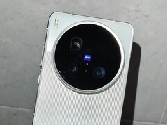 De hands-on video toont de Vivo X200 Ultra inclusief zijn grote Zeiss-camera (Afbeelding bron: Little Red Book, Weibo)