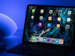 De overgang naar chip-op-film-technologie zal naar verluidt ook de energie-efficiëntie van de iPad Pro verbeteren, ouder model op de foto. (Afbeeldingsbron: Daniel Korpai &amp;amp; Unsplash)
