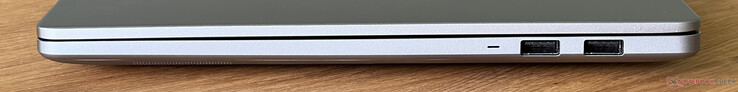 Rechts: 2x USB-A 3.2 Gen 1 (5 Gbit/s)