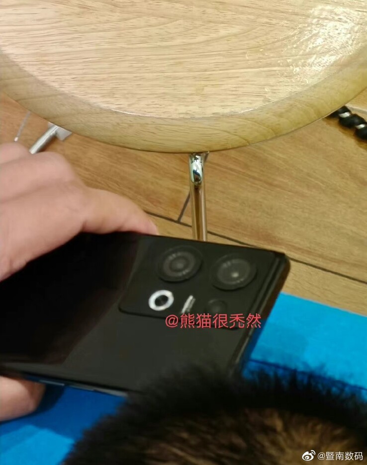 Deze hands-on beelden zijn naar verluidt van een toestel uit de Reno9-serie, niet van een OnePlus 10 Pro. (Bron: Jinan Digital x Kale Panda via Weibo)