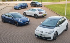 Een verzameling elektrische auto's. Uit nieuwe gegevens blijkt dat Britse bestuurders massaal overstappen op e-mobiliteit (bron: Driving Co UK)