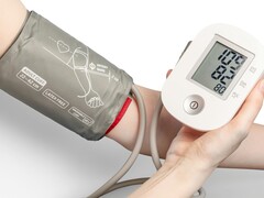 Een persoon die een medische tonometer gebruikt (Afbeelding bron: Mockup Graphics via Unsplash; bijgesneden)