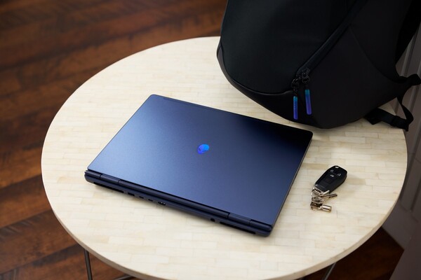 De Alienware 16X Aurora is verkrijgbaar in één kleur, Interstellar Indigo, met een satijnen afwerking.