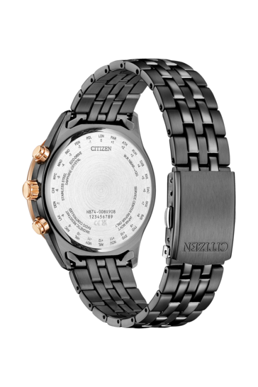 De achterzijde van de Citizen Eco-Drive BY1036-53L, waarop de zwarte roestvrijstalen band en de UTC-stadscodes op de achterkant van de kast te zien zijn.