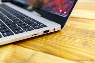 Samsung Galaxy Book3 Pro 16 - Poorten rechts