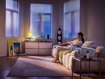 De Leica Cine Play 1 Plus wordt geleverd met een geïntegreerd kantelbaar statief. (Afbeeldingsbron: Leica)