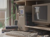 Maingear Retro98 voorgebouwde gaming-pc getoond op desktop (Afbeelding bron: Maingear PR met bewerkingen)