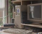 Maingear Retro98 voorgebouwde gaming-pc getoond op desktop (Afbeelding bron: Maingear PR met bewerkingen)