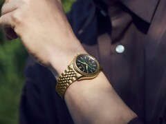 Het Seiko Presage Classic x Tradman’s Bonsai-horloge, gedragen om de pols, met een goudkleurige kast en armband en een donkergroene wijzerplaat.