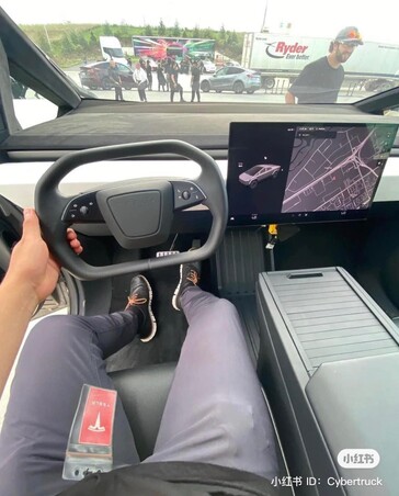 Als je in de bestuurdersstoel van de Cybertruck gaat zitten, zie je een vrij groot dashboard en een nieuw ontworpen stuurwiel. (Afbeelding bron: Cybertruck Owners Club)