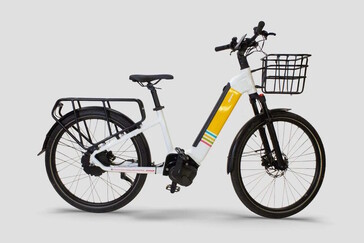 Er is een bagagerek en een fietsmand