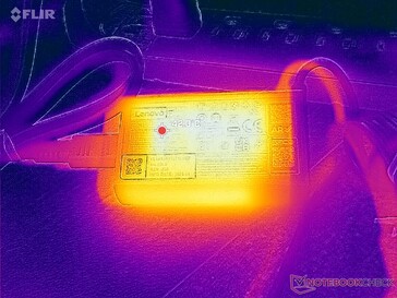 De netadapter bereikt een temperatuur van meer dan 42 °C bij zware belasting