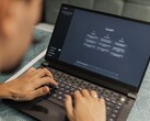 Iemand is aan het typen op een laptop waarop de startpagina van ChatGPT is geopend