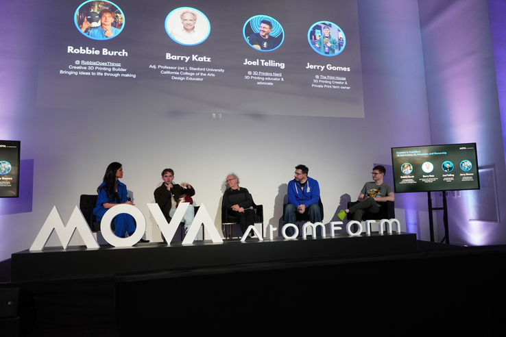 Ontwerpers en docenten bespreken samen het AtomForm Palette 300