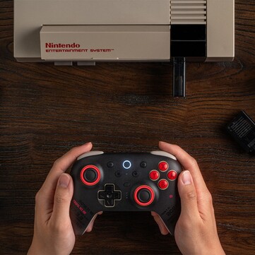 De 8BitDo Ultimate 2 Bluetooth - NES 40th Limited Edition wordt geleverd met een NES Retro-ontvanger, zodat hij gebruikt kan worden met de NES. (Afbeeldingsbron: 8BitDo)