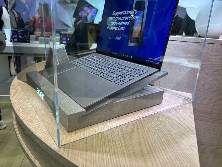 Acer Swift 16 AI vanaf de linkerkant. Afbeeldingsbron: Notebookcheck)