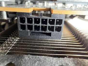 Verbrande Sapphire Nitro RX 9070 XT voedingsconnector. (Afbeeldingsbron: r/pcmasterrace op Reddit)