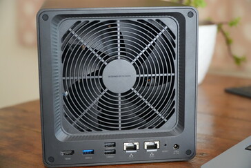 De Ugreen NASync DXP4800 GT terug