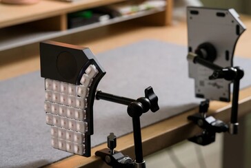 MoErgo Go60 verticaal gemonteerd op een bureau. (Afbeelding bron: MoErgo)