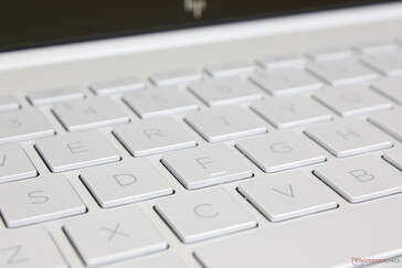 Het grijze lettertype contrasteert slecht met de zilveren toetsen, in tegenstelling tot de meeste andere laptops waar zwart de overheersende kleur is
