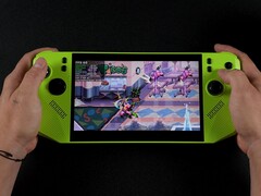 MSI Claw A8 handheld gameconsole in groen, met Teenage Mutant Ninja Turtles: Shredder&#039;s Revenge, met prestatiecijfers op het scherm die een lage TDP en batterijverbruik laten zien. (Afbeeldingsbron: ETA Prime op YouTube)