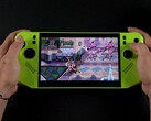 MSI Claw A8 handheld gameconsole in groen, met Teenage Mutant Ninja Turtles: Shredder's Revenge, met prestatiecijfers op het scherm die een lage TDP en batterijverbruik laten zien. (Afbeeldingsbron: ETA Prime op YouTube)