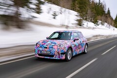 Samen met de technische details heeft Mini ook enkele beelden vrijgegeven van de Cooper SE in camoflage. (Beeldbron: Mini)