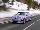 Samen met de technische details heeft Mini ook enkele beelden vrijgegeven van de Cooper SE in camoflage. (Beeldbron: Mini)