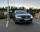 Elektrische VW bij een Tesla Supercharger station in Europa (afbeelding: OfficialQzf/Reddit)