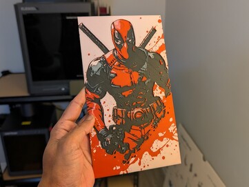 Hueforge Deadpool met zwart, wit, grijs en rood PLA.