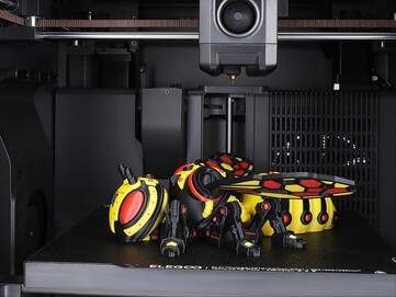 Veelkleurige 3D-print van een wesp in de Centauri Carbon 2 Combo. (Afbeeldingsbron: Elegoo)