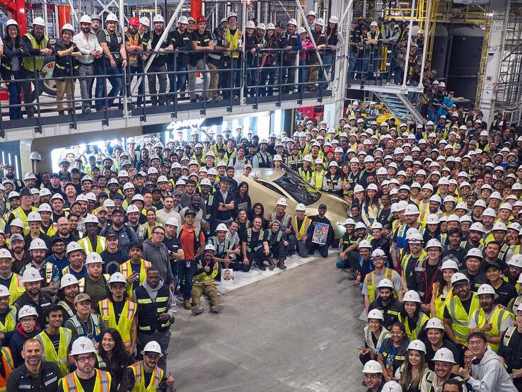 De eerste productie Cybercab bij Giga Texas.