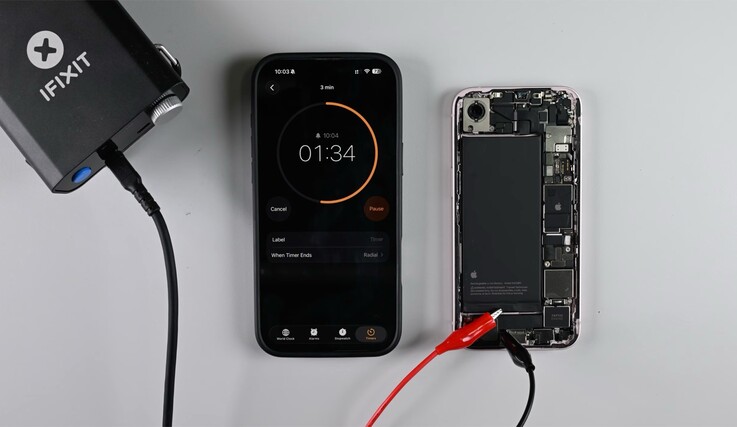 De batterij van de iPhone 17e kan worden verwijderd door een lage spanning toe te passen om de lijm los te maken.