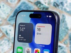 De opvolger van de afgebeelde iPhone 17 Pro krijgt mogelijk een kleinere perforatie-uitsparing (Afb. bron: Notebookcheck)