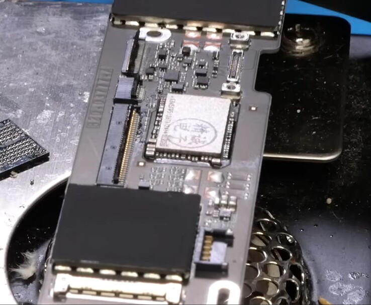 MacBook Neo logic board met 1 TB NAND chip geïnstalleerd