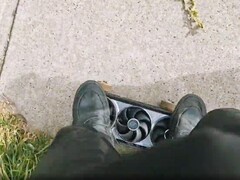 Asus Astral RTX 5080 gemodificeerd in een skateboard. (Afbeeldingsbron: ashleysaidwhat op Reddit)