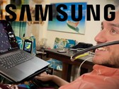 Een Neuralink-patiënt die gebruikmaakt van een BCI, met het Samsung-logo bovenaan.