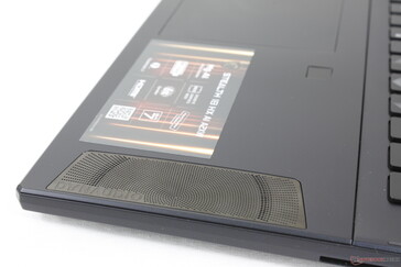 Grote roosters op de palmsteunen voor de omhoog gerichte luidsprekers