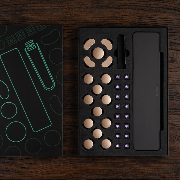 De 8BitDo Upgrade Kit voor Arcade Controller wordt geleverd met extra toetsenblokjes en een handpalmsteun.