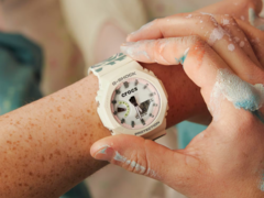 De Casio G-Shock GA2100CROCS25-7 (afbeelding) heeft een aangepast Crocs-logo op de wijzerplaat. (Afbeeldingsbron: Casio)